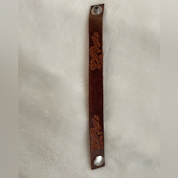 Artisan crafted leather bracelet. - Picture 1 of 6